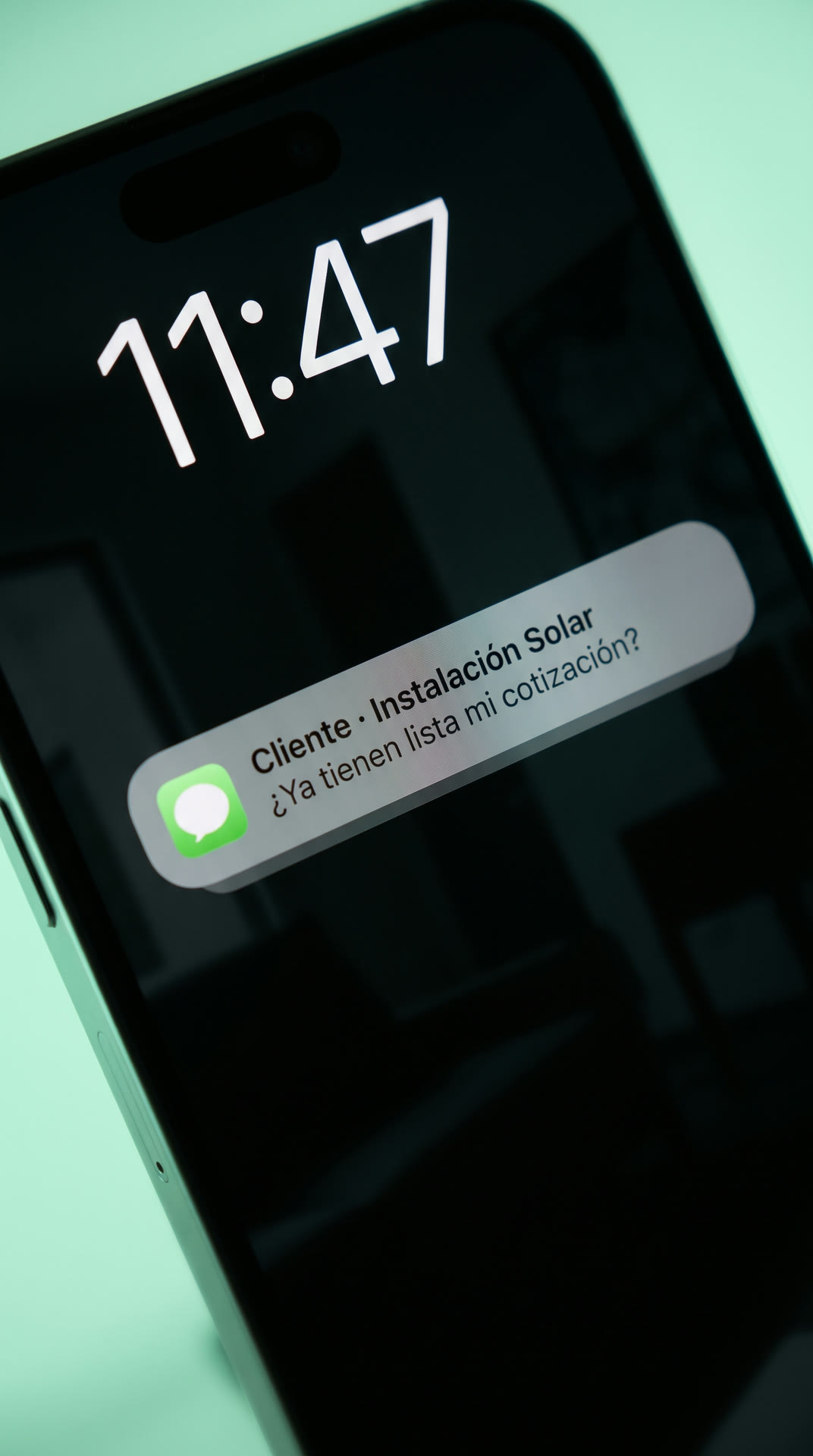 Notificación de WhatsApp sin responder en la pantalla de un teléfono, de noche.